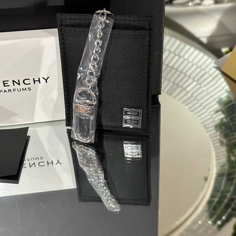 Givenchy - Picture 4 of 7